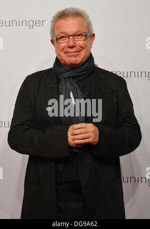 Düsseldorf, Allemagne. 16 Oct, 2013. L'architecte Daniel Libeskind nous pose dans le grand magasin Breuninger sur le boulevard 'Koe' à Duesseldorf, Allemagne, 16 octobre 2013. Le magasin de l'allemand à Stuttgart magasins de détail sera officiellement ouvert à Düsseldorf le 17 octobre. Photo : JAN-PHILIPP STROBEL/dpa/Alamy Live News Banque D'Images