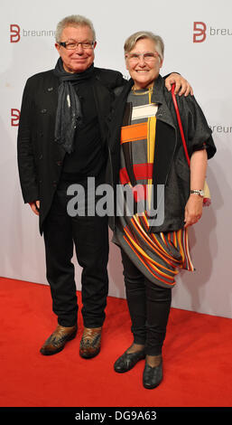 Düsseldorf, Allemagne. 16 Oct, 2013. L'architecte américain Daniel Libeskind et sa femme Nina poser dans le magasin Breuninger sur le boulevard 'Koe' à Duesseldorf, Allemagne, 16 octobre 2013. Le magasin de l'allemand à Stuttgart magasins de détail sera officiellement ouvert à Düsseldorf le 17 octobre. Photo : JAN-PHILIPP STROBEL/dpa/Alamy Live News Banque D'Images