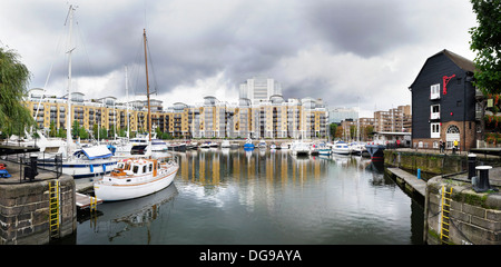 Une vue panoramique de l'est à quai à St Katherine's Dock à Londres Banque D'Images