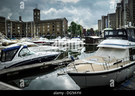 Le port de plaisance de l'Ouest dans la région de St Katherine's Dock à Londres. Banque D'Images