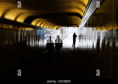 Les gens marcher à travers un tunnel. Banque D'Images