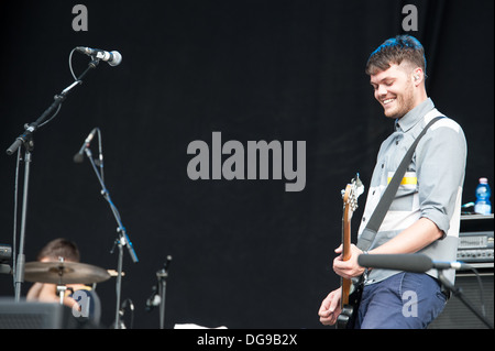 Jeremy Pritchard de pop/rock alternatif britannique band tout à tout Zurich Openair 2013. Banque D'Images