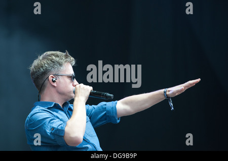 Martin Vandreier de hanche groupe pop allemand Fettes Brot effectuant à la Zurich Openair 2013. Banque D'Images