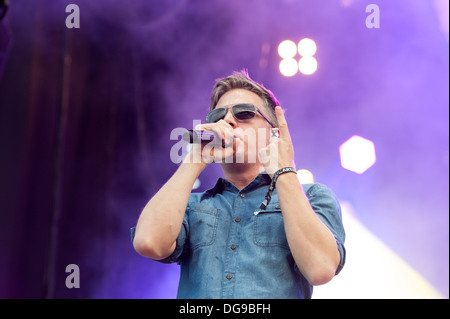 Martin Vandreier de hanche groupe pop allemand Fettes Brot effectuant à la Zurich Openair 2013. Banque D'Images