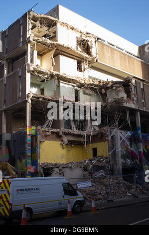 Bristol, Royaume-Uni. 17 Oct, 2013. Démolition de l'œil à regarder qui était l'ex-magistates' court à Bristol commence Crédit : Rob Hawkins/Alamy Live News Banque D'Images