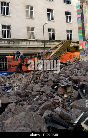 Bristol, Royaume-Uni. 17 Oct, 2013. Démolition de l'œil à regarder qui était l'ex-magistates' court à Bristol commence Crédit : Rob Hawkins/Alamy Live News Banque D'Images