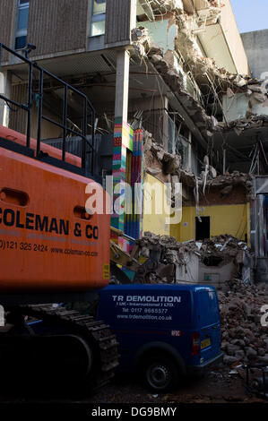 Bristol, Royaume-Uni. 17 Oct, 2013. Démolition de l'œil à regarder qui était l'ex-magistates' court à Bristol commence Crédit : Rob Hawkins/Alamy Live News Banque D'Images