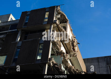 Bristol, Royaume-Uni. 17 Oct, 2013. Démolition de l'œil à regarder qui était l'ex-magistates' court à Bristol commence Crédit : Rob Hawkins/Alamy Live News Banque D'Images