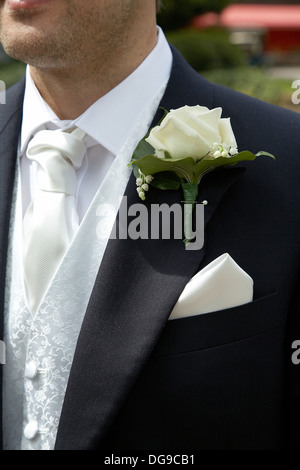 Marié avec fleur en boutonnière sur le pas. Banque D'Images