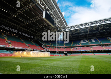 L'intérieur de la Principauté stade avec l'herbe pousse tentes en opération. Cardiff, Wales, UK Banque D'Images