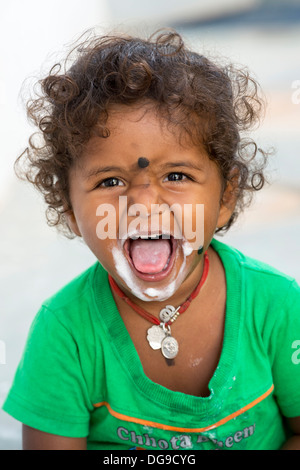 Jeune indienne / taux de consommation de crème glacée dans un village de l'Inde rurale. L'Andhra Pradesh, Inde Banque D'Images