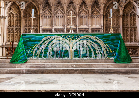 L'autel de la Trinité frontaux dans l'abbaye de Bath, inspirée par Apocalypse 22:1 et faite par Jane citron et le Cristal Palace Group. Banque D'Images