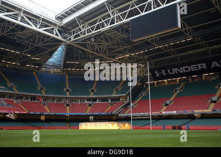 L'intérieur de la Principauté stade avec l'herbe pousse dans des tentes dans la préparation de la saison de rugby à Cardiff, Pays de Galles, Royaume-Uni Banque D'Images