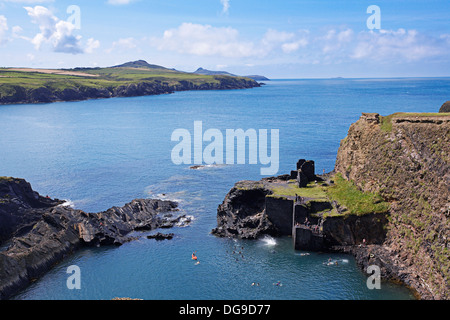 Le blue lagoon à Abereiddi, 5 km de St Davids sur sentier côtier du Pembrokeshire, West Wales, UK. Banque D'Images