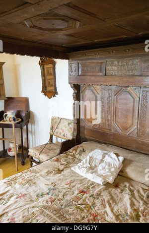 Un lit à baldaquin dans Château de Lindisfarne, Holy Island, Northumberland, Angleterre. Banque D'Images