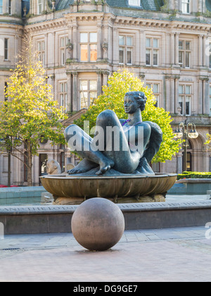 Statue Fontaine, également connu sous le nom de Floozie dans le Jacuzzi, Victoria Square, Birmingham, Midlands, Angleterre Banque D'Images