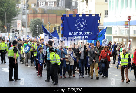 Des milliers d'enseignants en grève dans Brighton aujourd'hui dans le cadre de leurs plans nationaux d'action d'un jour contre les coupures à leur solde et pensions Banque D'Images