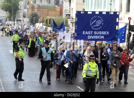 Des milliers d'enseignants en grève dans Brighton aujourd'hui dans le cadre de leurs plans nationaux d'action d'un jour contre les coupures à leur solde et pensions Banque D'Images