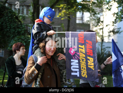 Un jeune super héros rejoint des milliers d'enseignants en grève dans Brighton aujourd'hui dans le cadre de leurs plans nationaux d'action d'un jour contre les coupures à leur solde et pensions Banque D'Images