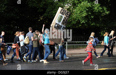 Brighton UK 17 octobre 2013 - Des milliers d'enseignants en grève dans Brighton aujourd'hui dans le cadre de leurs plans nationaux d'action d'un jour contre les coupures à leur solde et pensions Crédit : Simon Dack/Alamy Live News Banque D'Images