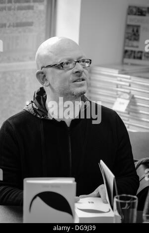 Prague, République tchèque . 16 Oct, 2013. L'écrivain allemand Timur Vermes assiste à une présentation d'une édition tchèque de son livre 'Er ist wieder da (il est de retour)' du Palac knih Luxor le 16 octobre 2013 à Prague, République tchèque. Credit : Radek Detinsky/Alamy Live News Banque D'Images