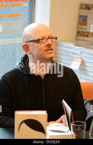 Prague, République tchèque . 16 Oct, 2013. L'écrivain allemand Timur Vermes assiste à une présentation d'une édition tchèque de son livre 'Er ist wieder da (il est de retour)' du Palac knih Luxor le 16 octobre 2013 à Prague, République tchèque. Credit : Radek Detinsky/Alamy Live News Banque D'Images