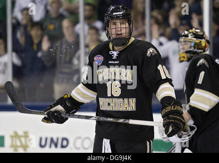 South Bend, Indiana, USA. Oct 11, 2013. 11 octobre 2013 : l'ouest du Michigan l'avant Nolan LaPorte (16) match de hockey NCAA au cours de l'action entre la lutte contre Notre Dame et l'irlandais dans l'ouest du Michigan Broncos à Compton Famille Ice Arena à South Bend, Indiana. Notre Dame de l'Ouest Michigan défait 4-0. © csm/Alamy Live News Banque D'Images