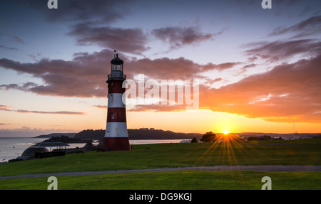 Coucher du soleil à Smeaton's Tower Plymouth. Banque D'Images