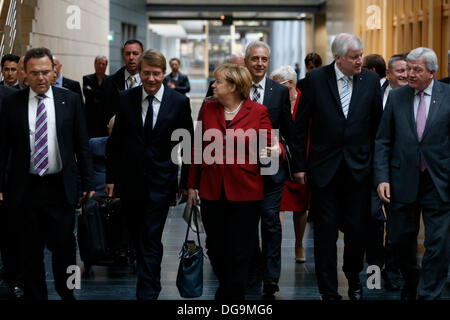 Berlin, Allemagne. October 17th, 2013. troisième conversation exploratoire entre les dirigeants du parti CSU/CDU et SPD pour la possible formation d'un gouvernement de coalition réalisé au niveau de la société parlementaire allemand à Berlin. / Photo : Leadders de la CSU/CDU. Credit : Reynaldo Chaib Paganelli/Alamy Live News Banque D'Images