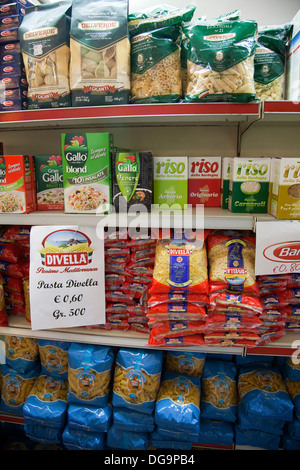 Des pâtes sur des étagères au supermarché local à Cagliari en Sardaigne Banque D'Images
