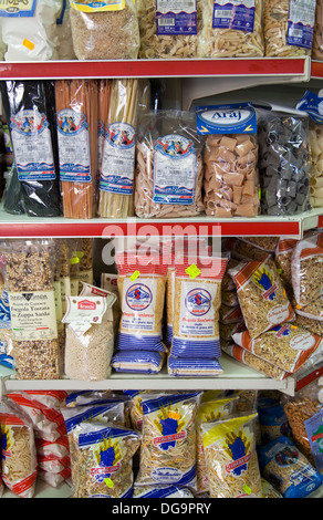 Des pâtes sur des étagères au supermarché local à Cagliari en Sardaigne Banque D'Images