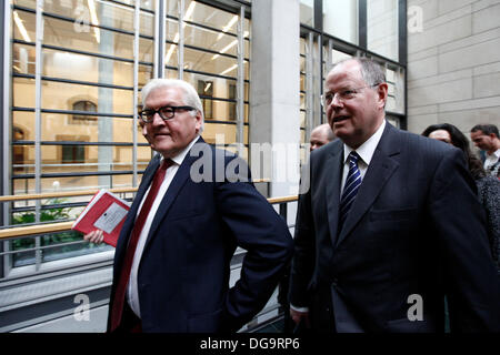 Berlin, Allemagne. October 17th, 2013. troisième conversation exploratoire entre les dirigeants du parti CSU/CDU et SPD pour la possible formation d'un gouvernement de coalition réalisé au niveau de la société parlementaire allemand à Berlin. / Photo : Frank-Walter STEINMEIER (SPD), président du groupe parlementaire du SPD, Peer Steinbrück (SPD et), MP. Credit : Reynaldo Chaib Paganelli/Alamy Live News Banque D'Images