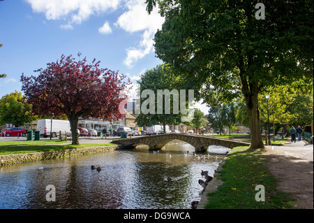 Haut Pont sur la rivière Windrush dans le village de Cotswold Bourton-on-the-water, Gloucestershire, Royaume-Uni. Banque D'Images