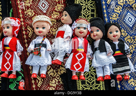 Poupées habillées en costumes folkloriques traditionnels roumains et matériaux. brodé Banque D'Images