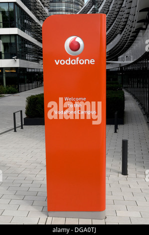 Panneau de bienvenue au nouveau siège de Vodafone à Düsseldorf, NRW, Allemagne. Banque D'Images