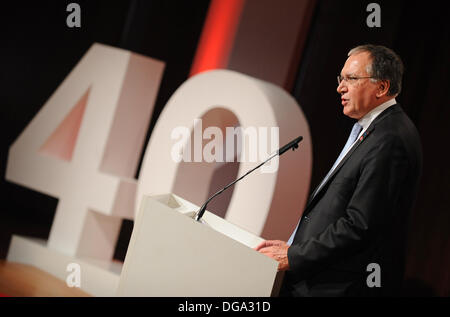 Munich, Allemagne. 17 Oct, 2013. Le président de l'Office européen des brevets, Benoît Battistelli, parle à l'occasion d'un colloque pour la célébration de la 40 e anniversaire de la Convention sur le brevet européen à l'Office européen des brevets à Munich, Allemagne, 17 octobre 2013. Photo : Andreas Gebert/dpa/Alamy Live News Banque D'Images