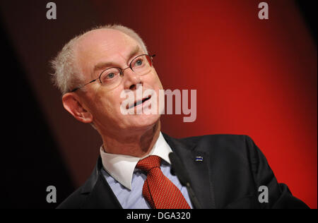 Munich, Allemagne. 17 Oct, 2013. Le président du Conseil européen, Herman Van Rompuy, prend la parole à un colloque pour la célébration de la 40 e anniversaire de la Convention sur le brevet européen à l'Office européen des brevets à Munich, Allemagne, 17 octobre 2013. Photo : Andreas Gebert/dpa/Alamy Live News Banque D'Images