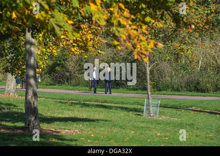 Peterborough (Cambridgeshire, Angleterre. 17 octobre 2013. Un couple marche régulièrement au Ferry Meadows, de Peterborough, de tirer le meilleur parti de l'ensoleillement de l'automne. Credit : Lovelylight/Alamy Live News Banque D'Images