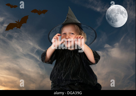 Petite sorcière halloween, nuit avec lune et les chauves-souris fond Banque D'Images