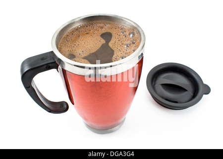 Thermos de café rouge avec verre et couvercle isolated on white Banque D'Images