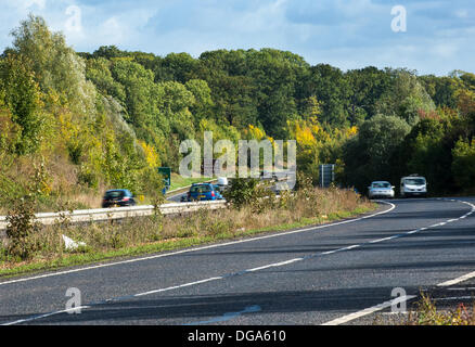 Peterborough (Cambridgeshire, Angleterre. 17 octobre 2013. L'A47 près de Ferry Peterborough Parkway Meadows. Une longue route à deux voies avec des verges d'automne. Credit : Lovelylight/Alamy Live News Banque D'Images