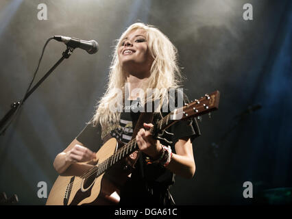 Glasgow, Ecosse, Royaume-Uni. 16 octobre 2013. La chanteuse écossaise Nina Nesbitt joue sur la scène à l'O2 ABC le 16 octobre 2013 à Glasgow, Écosse Crédit : Sam Kovak/Alamy Live News Banque D'Images