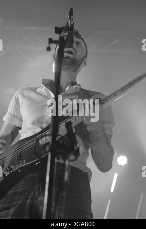 Kevin Baird de rock indé nord-irlandais Two Door Cinema Club effectue au Festival Openair Zurich 2013. Banque D'Images