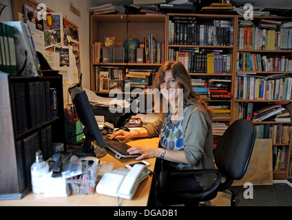 L'auteur du crime auteur Elly Griffiths vrai nom Domenica de Rosa à Saltdean UK Banque D'Images