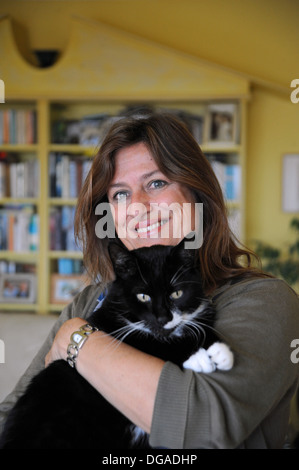 L'auteur du crime auteur Elly Griffiths vrai nom Domenica de Rosa à Saltdean avec chat Gus UK Banque D'Images