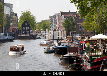 Les navires dans le canal à Amsterdam Banque D'Images