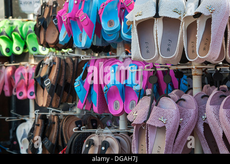 Boutique vendant des sandales colorées, des tongs et des tongs dans station balnéaire le long de la côte Banque D'Images