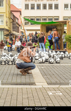 Enfants jouant avec des pandas WWF - World Wide Fund for Nature promotion 2013, 1600 pandas jouet en tournée - Stuttgart, Allemagne Banque D'Images