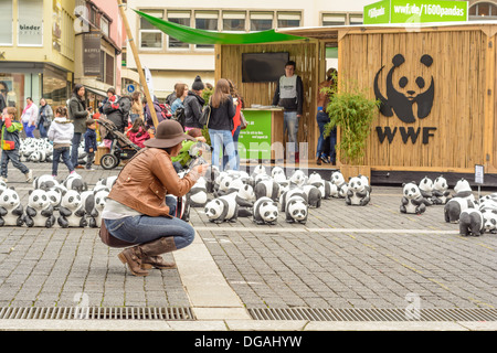 Enfants jouant avec des pandas WWF - World Wide Fund for Nature promotion 2013, 1600 pandas jouet en tournée - Stuttgart, Allemagne Banque D'Images