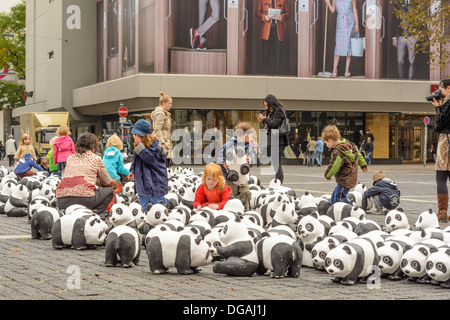 Enfants jouant avec des pandas WWF - World Wide Fund for Nature promotion 2013, 1600 pandas jouet en tournée - Stuttgart, Allemagne Banque D'Images